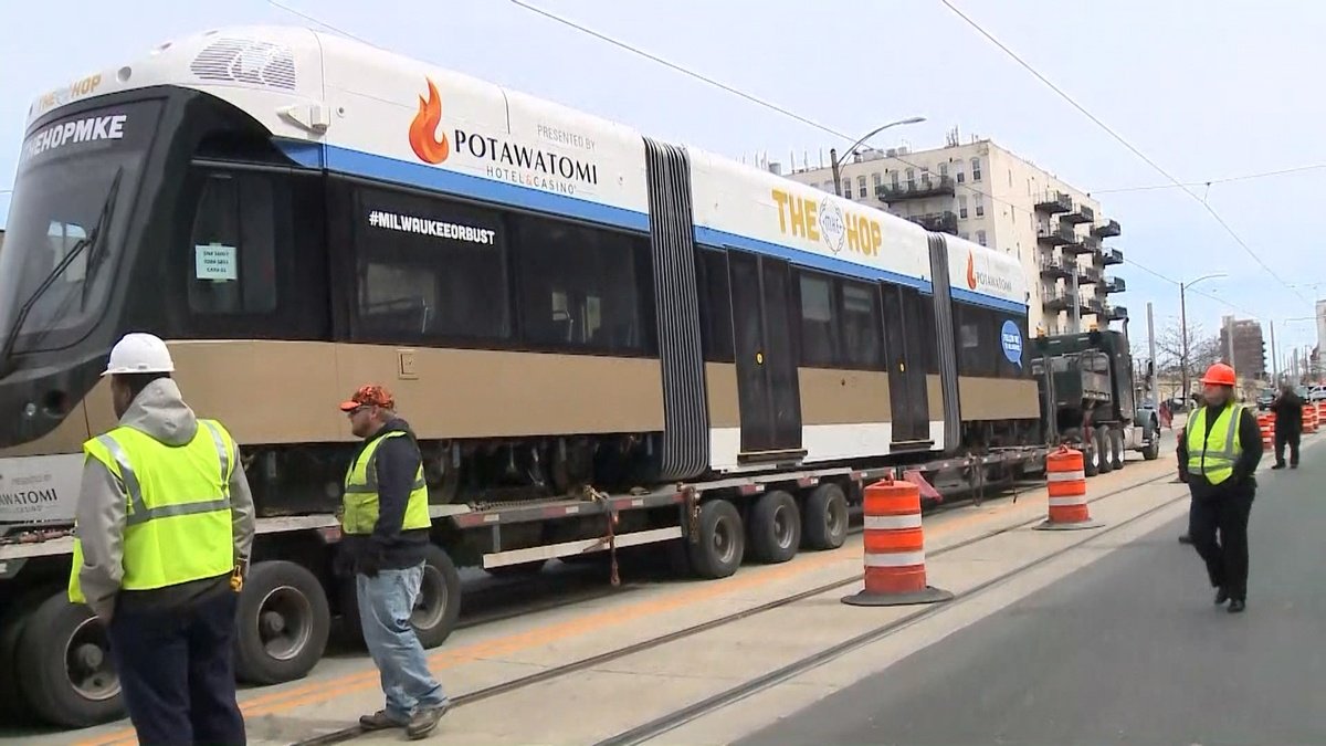WISN12News's tweet image. LIVE: Go inside Milwaukee streetcar station dlvr.it/QNglsp