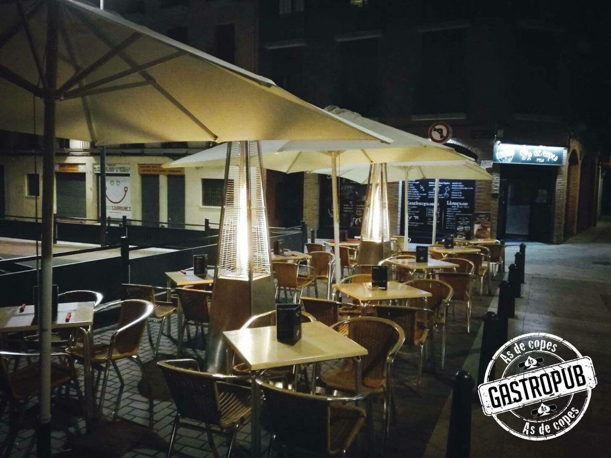 Asdecopes_Reus's tweet photo. Soparem dins o fora? No ho sé... però la copeta a la terrassa, que ens doni l'aire al calor 🔥 d'una bona conversa amb les amigues. 🌹 Així veiem el panorama. ♥ 🎃♥ Finde! #Josocdelasdecopes
#Reus #Gastropub #Restaurant #Foodporn #Compartir #Friends #Llesca #Gastronomia https://t.co/xpgZ7ZP5qk