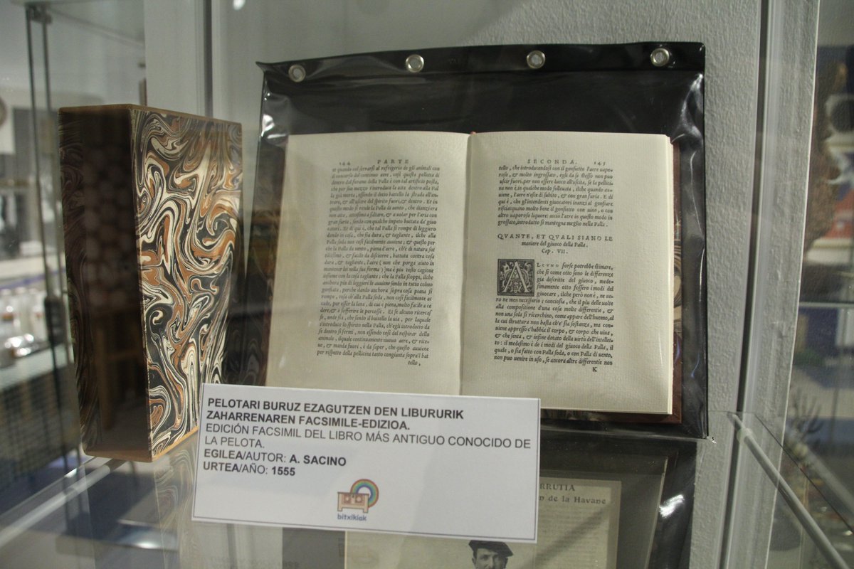 MungiaUdala's tweet photo. #EuskalPelota #erakusketa bihartik aurrera Udaletxeko erakusketa-aretoan, @bitxikiak eta Jose Mari Urrutia zestalari ohi gernikarraren eskutik!
#exposición 'Euskal Pelota' a partir de mañana, ¡de la mano de Bitxikiak y del expuntista de Gernika José María Urrutia! https://t.co/fJUUNwsEyL