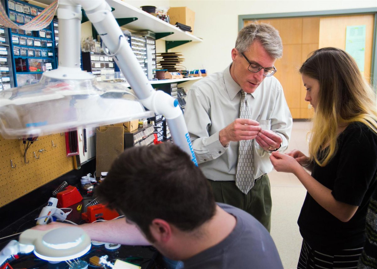 uwplatteville's tweet photo. Dr. Hal Evensen is in his 19th year teaching engineering physics at UW-Platteville, where he also works with a group of students to research carbon nanotube electronics. Dr. Evensen is this week's Pioneer Spotlight! https://t.co/IWRU2aI9uo https://t.co/0HxjpJ2ZuE