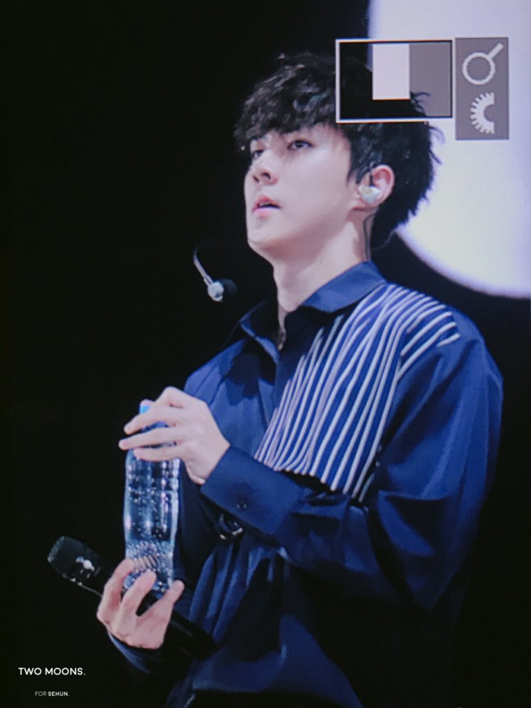 exo_2moons's tweet photo. 180406 #SMTOWNinDubai #SEHUN #세훈 열심히 무대하고 물도 챱💦 이렇게 더운데서 긴팔 긴바지라뇨🤔 흑흑 오빠 프로포션 넘 쩔구 예뿌긴 했지만서두ㅠㅠ #PremiosMTVMiaw #MTVBRKPOPEXO #EXO @weareoneEXO https://t.co/coqTGfRWS1