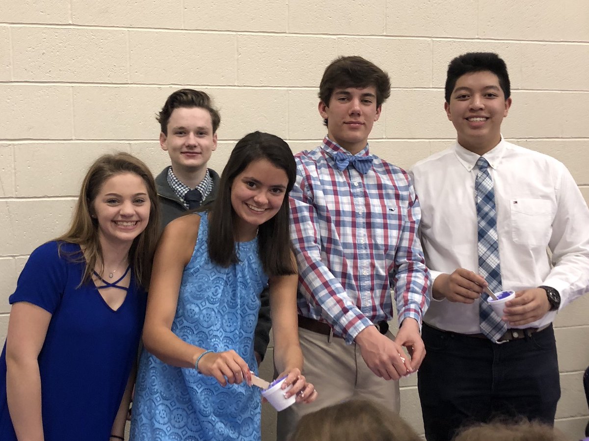KenjiMatsudo's tweet photo. Gotta love the MHS kids serving at FDD tonight!  #MadeiraStrong https://t.co/Iv81swP0UT