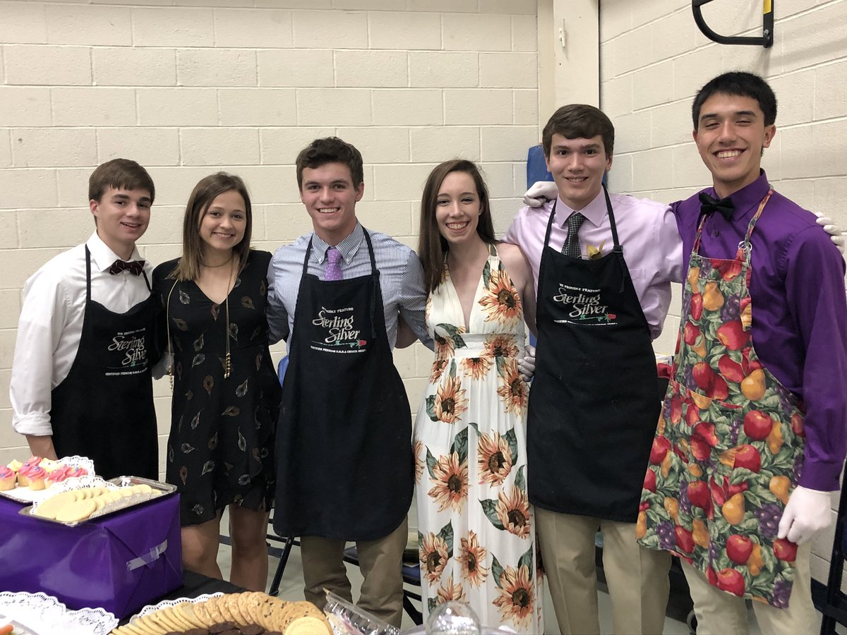 KenjiMatsudo's tweet photo. Gotta love the MHS kids serving at FDD tonight!  #MadeiraStrong https://t.co/Iv81swP0UT