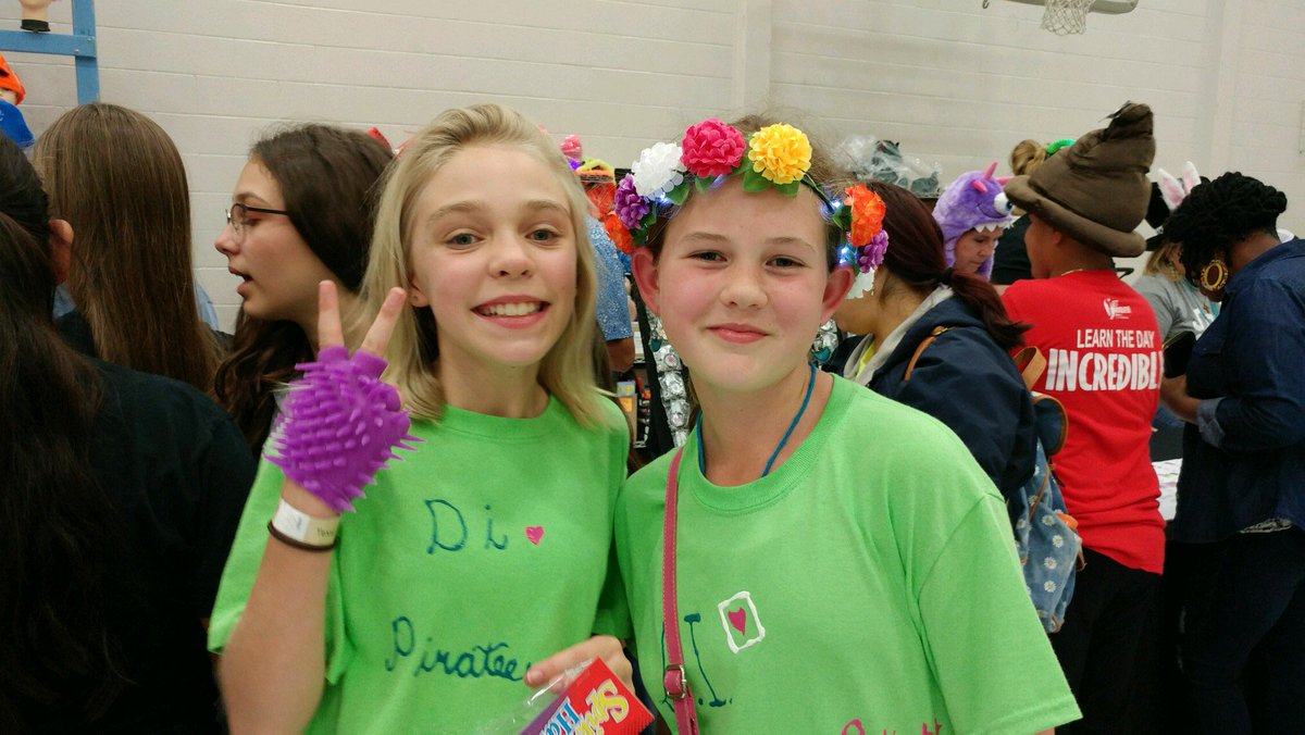 VBarbosaTX's tweet photo. Love that DI style!  Pin trading at #texasdi2018 @PickettPioneers @GeorgetownISD @HeartOfTXCPSO https://t.co/cqrLRcQX3D