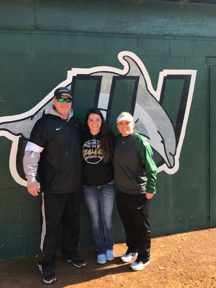 Madreynolds3's tweet photo. I am very excited and blessed to announce that I have verbally committed to play D1 College softball at JU. I would like to thank my parents, family, coaches, teammates, and most importantly God for helping me in this process and making me the player that I am today. PhinsUp!🐬💚 https://t.co/6wp5esEI5q