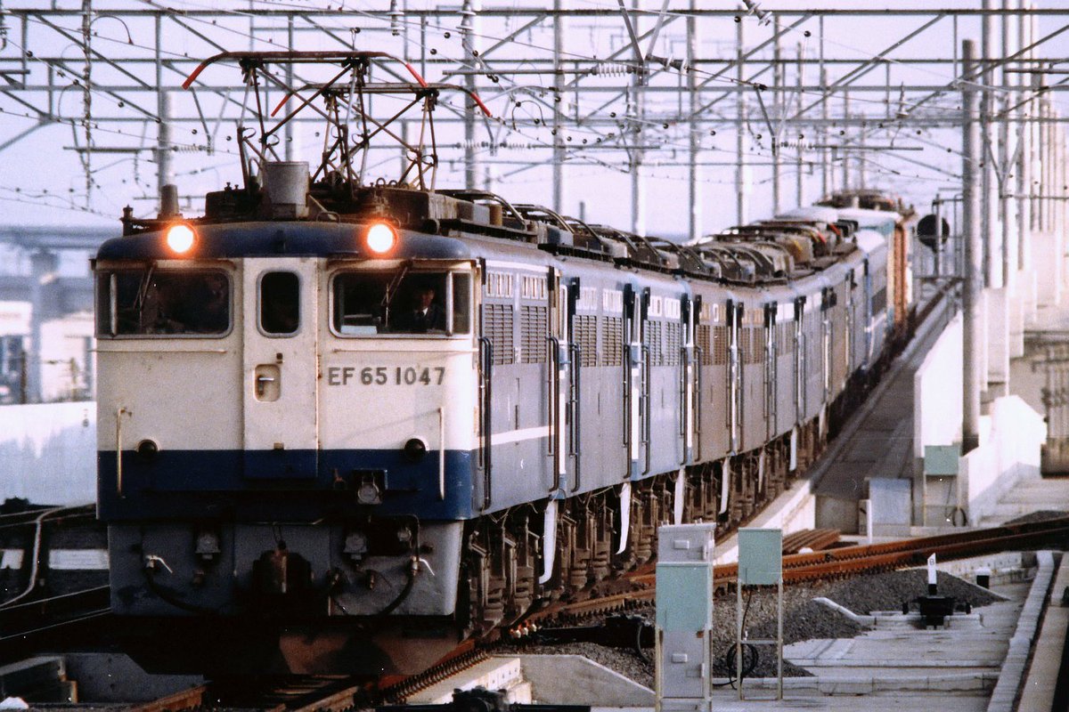 とくめいきぼう 4 7にちなんで 47 と言えばまずこのカマ 四国に初入線した電気機関車 と思われる Ef 重量試験として運転され 瀬戸大橋を何往復もしてました 写真は1本目の宇多津駅入線 このカマ この後は不遇だった気がします プリント