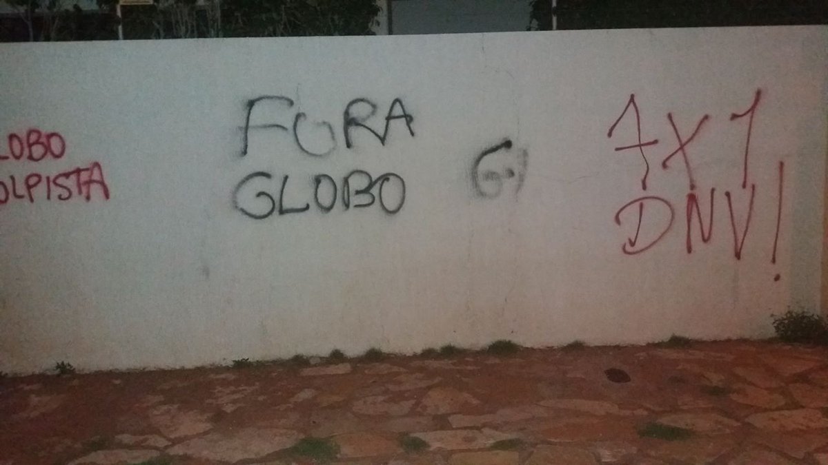 ismaelsousa's tweet photo. Sede da emissora Intertv Costa Branca, afiliada da Rede Globo em Mossoró, foi invadida e pichada por manifestantes do PT durante protesto contra a prisão de Lula. https://t.co/uUlpTKCasI