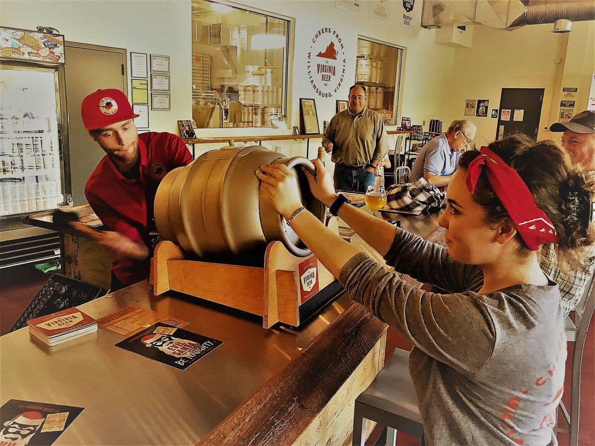 VirginiaBeerCo's tweet photo. Friday #BrewmastersPin is a-flowing! The crisp, citrusy notes of Saving Daylight with the zesty infusion of Yuzu purée.
Grab a glass to pair with the brat of the day from #GermanSnackShack + grab your seat in the #VAbeer garden ahead of #FridayNightLive!
https://t.co/UeB2kbgo5x https://t.co/fLTxlfT9D9
