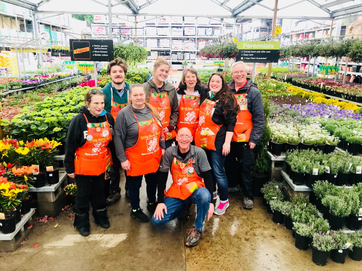 THDPNWPride's tweet photo. Team Redmond is painting the town Green! This team is in it to win it!! https://t.co/mtYE0XzO6X