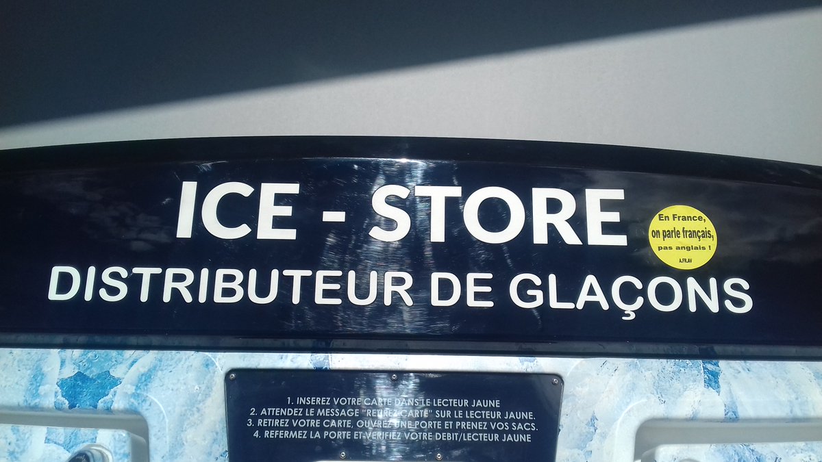 Houraloup's tweet photo. Cette machine à #Glaçons jette le #froid sur la #languefrançaise ! Alors, je réagis, #jecollecontreletoutanglais et #JeBalanceLesAngliciseurs ! Faites comme moi ! CC : @LaGlaconnerie #IceStore #Distri #distribution #GinTonic #Cocktails #LesRecettesDeLaGlaçonnerie #Rhum #Loi https://t.co/M4HOpoSVlt