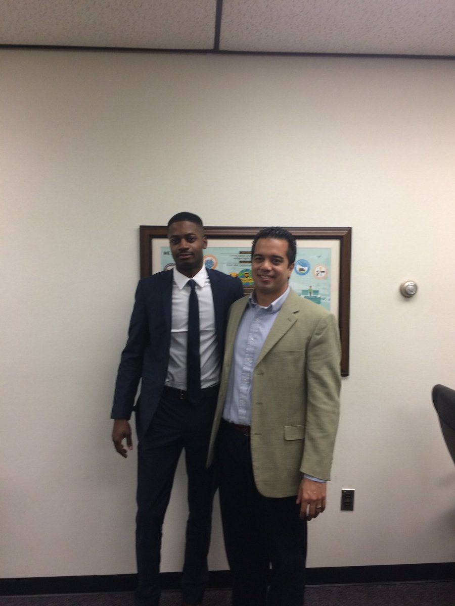 Willow Grove Hub Division Manager Joe Impagliazzo congratulates Johnathan Glover on his promotion to Hub Supervisor!