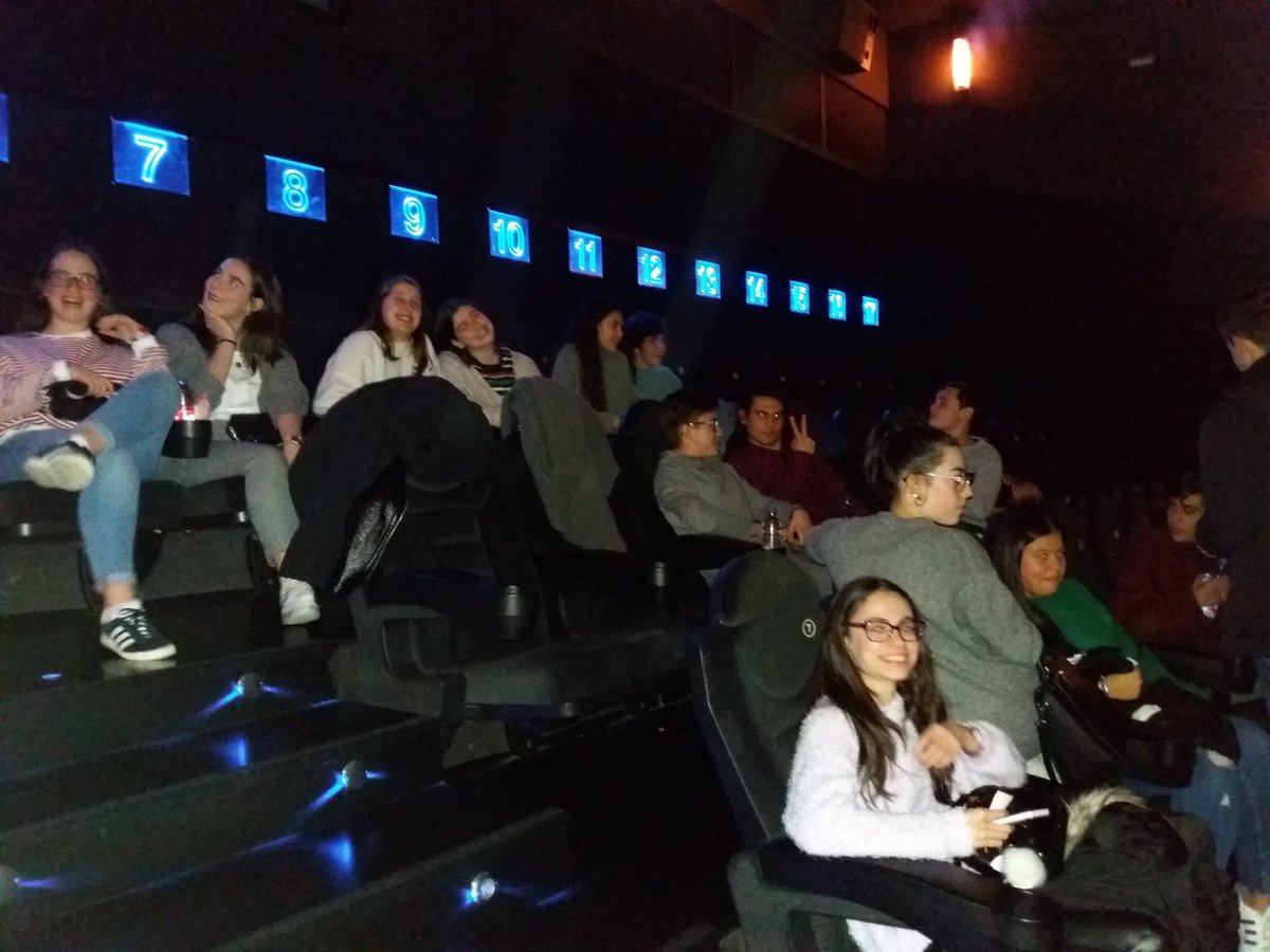 CalasanciasCoru's tweet photo. 4°B #ESO no cine gozando do seu 1° premio no #Entroido2018 #MiColeMola #AlumnosXeniais https://t.co/r0TsTtPAg9