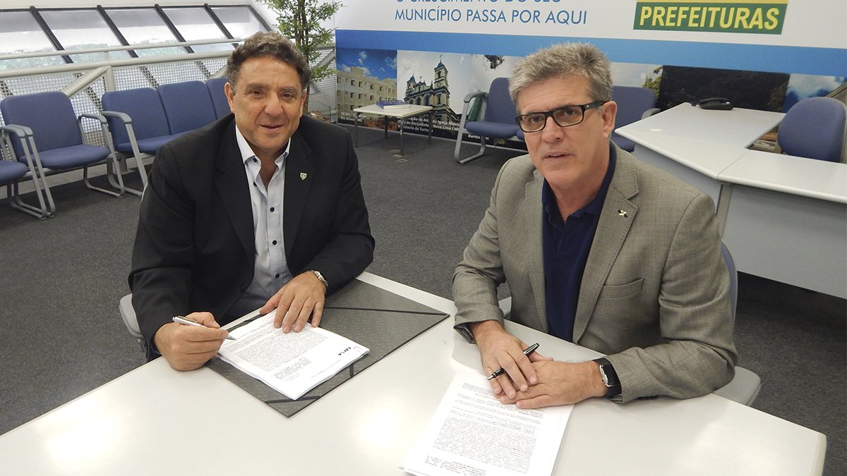 Com muita satisfação, assinei hoje, ao lado do superintendente Jânio Antunes, o contrato de renovação do patrocínio da <a href="/Caixa/">CAIXA</a>.

Nossa parceria continua para fazer um América cada vez mais forte!