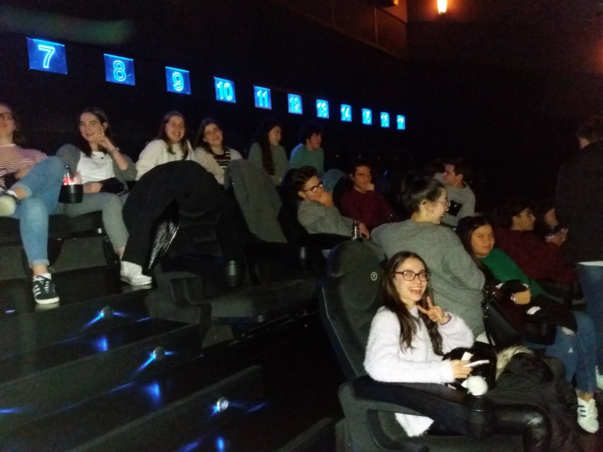 CalasanciasCoru's tweet photo. 4°B #ESO no cine gozando do seu 1° premio no #Entroido2018 #MiColeMola #AlumnosXeniais https://t.co/r0TsTtPAg9