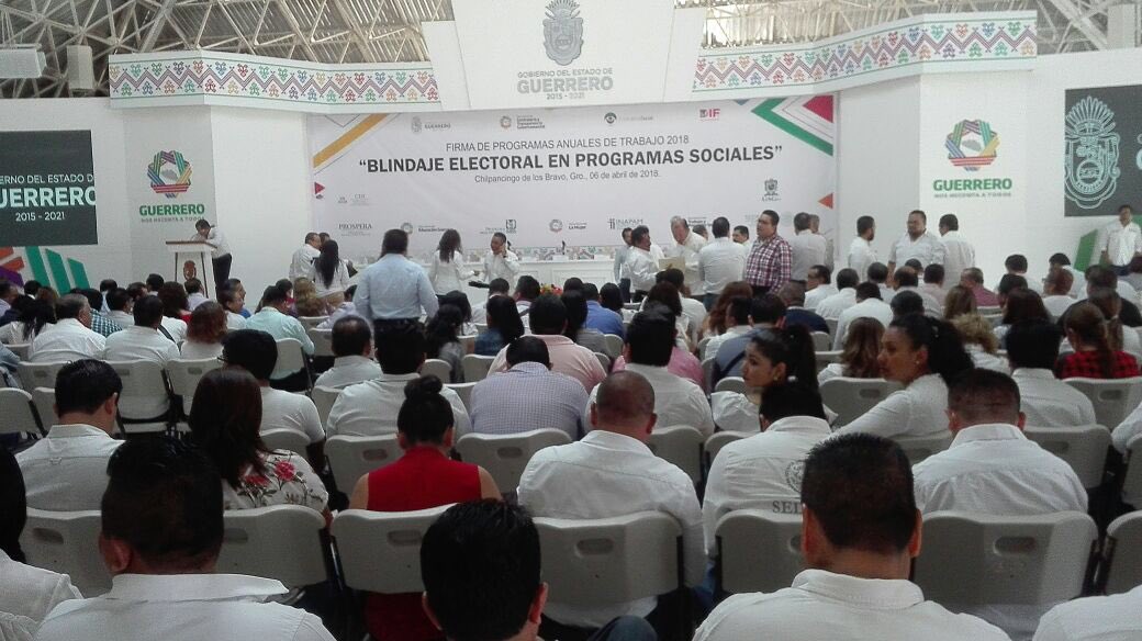 HectorAstudillo's tweet photo. Para que servidores públicos del @Gob_Guerrero conozcan los lineamientos correspondientes durante la veda electoral, se impartió el taller #BlindajeElectoral de Programas Sociales por el especialista en la materia @LCUgalde. https://t.co/zoL0kE0NWE