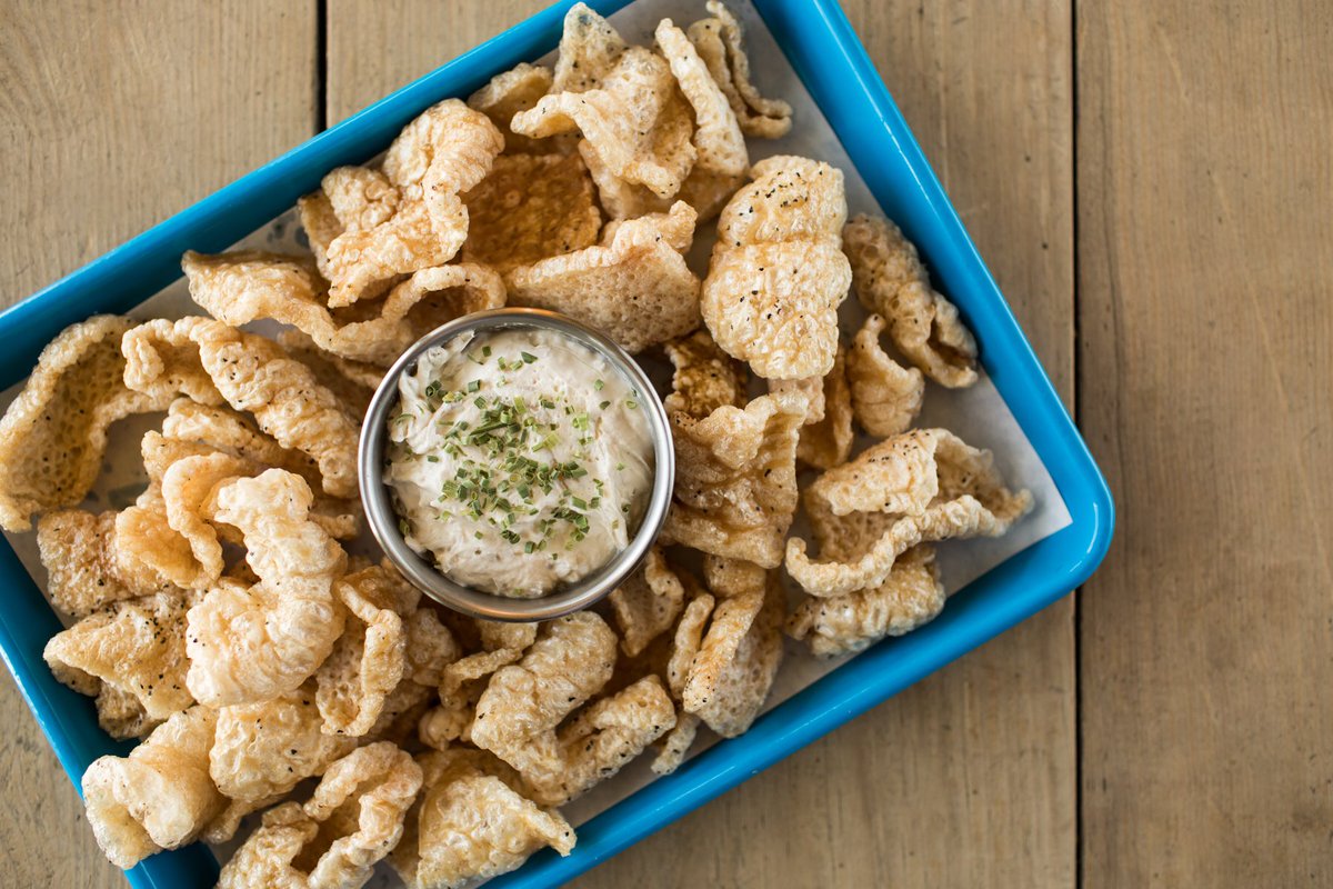 This rainy day can’t keep happy hour away! Don’t forget snacks - try our black pepper pork rinds with French onion dip! 
#HappyHour #FriYAY