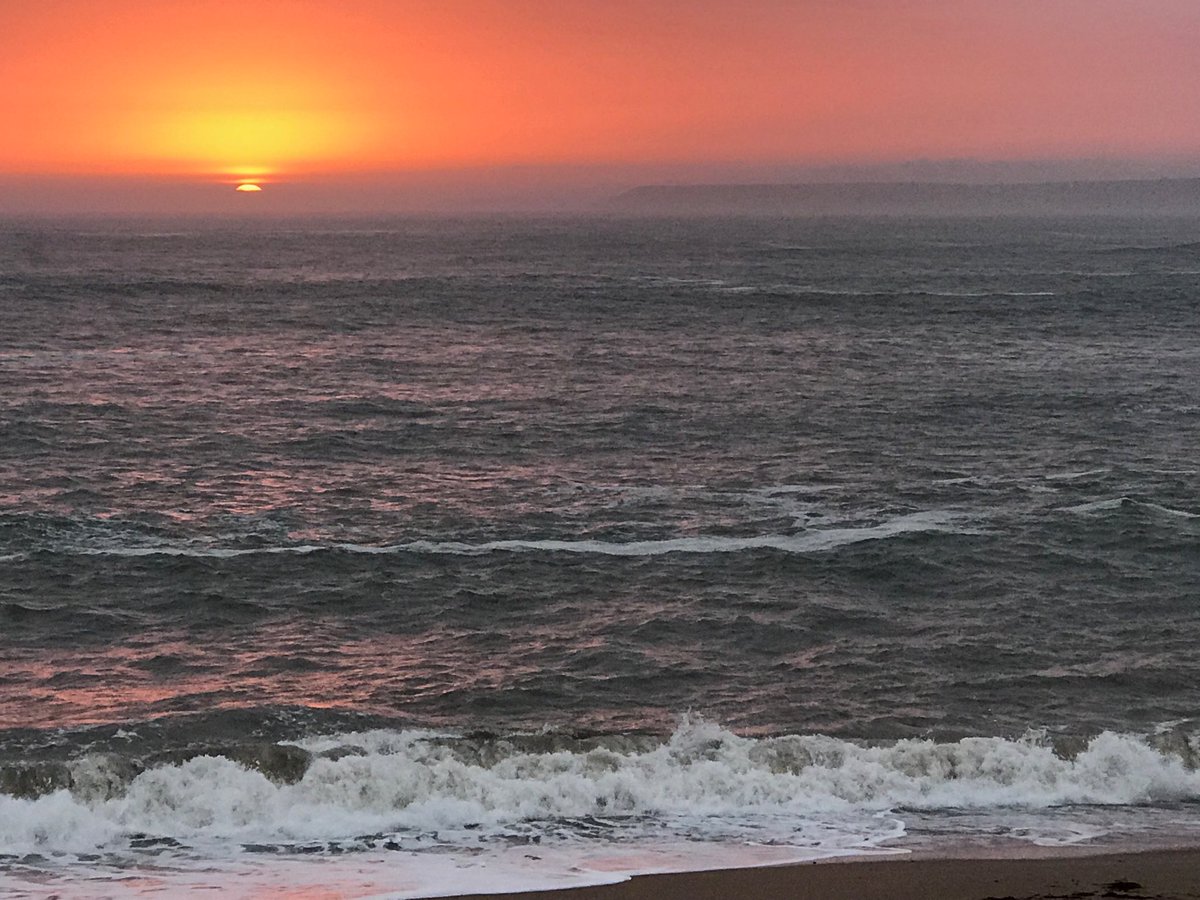 tonypazuk's tweet photo. Amazing seafood meal at the Beachhouse cafe this evening accompanied by this incredible sunset. Thanks to @salcombefarm for the recommendation! https://t.co/MCEKRg4Gxr