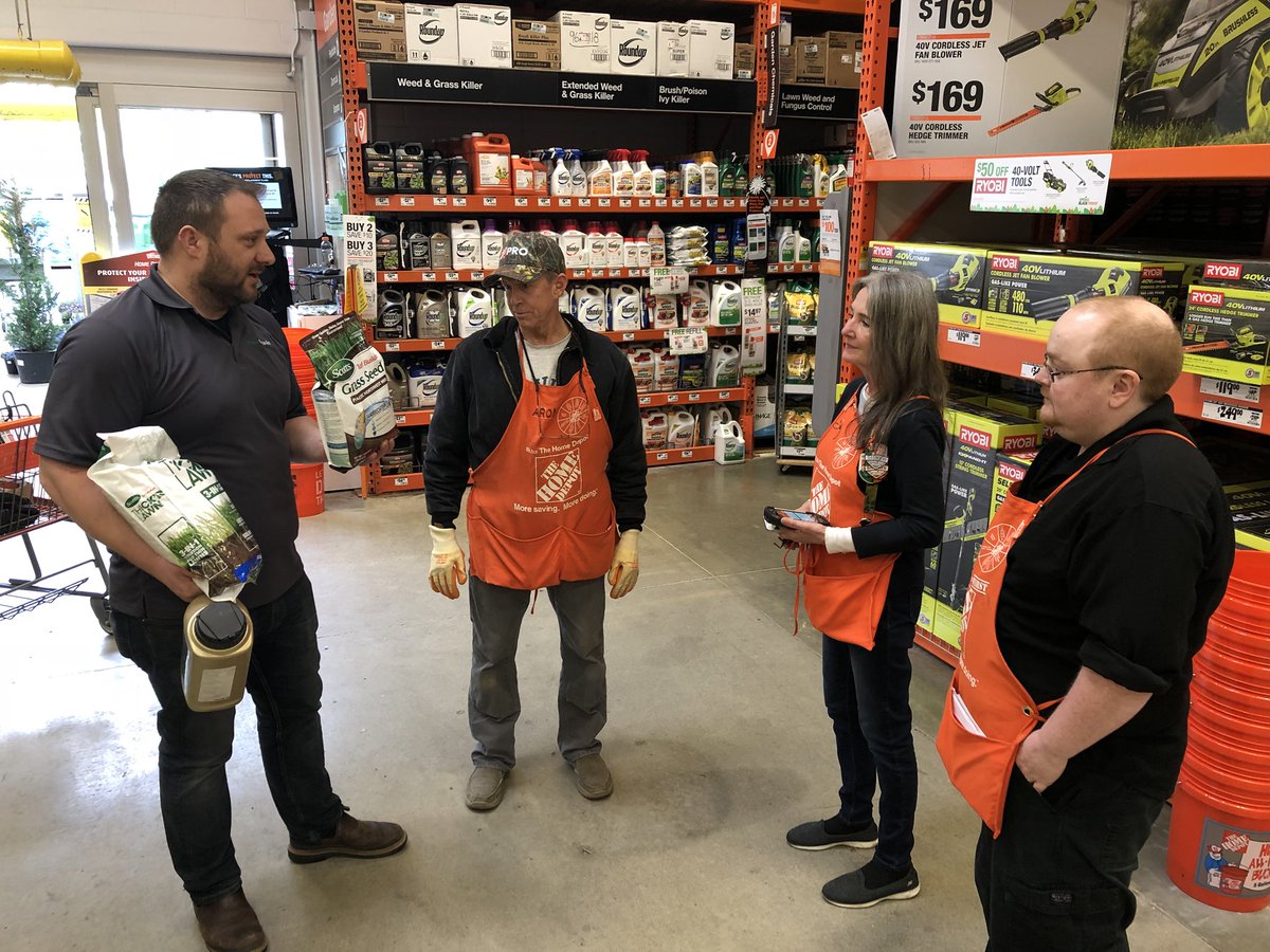eakman72's tweet photo. Shout out to Scott’s, PK in the aisles! @THDPNWPride @4704HomeDepot @homerdepot1 #PNWSBF #pk #scotts #bugdestroyer https://t.co/DuoKj1IIBE