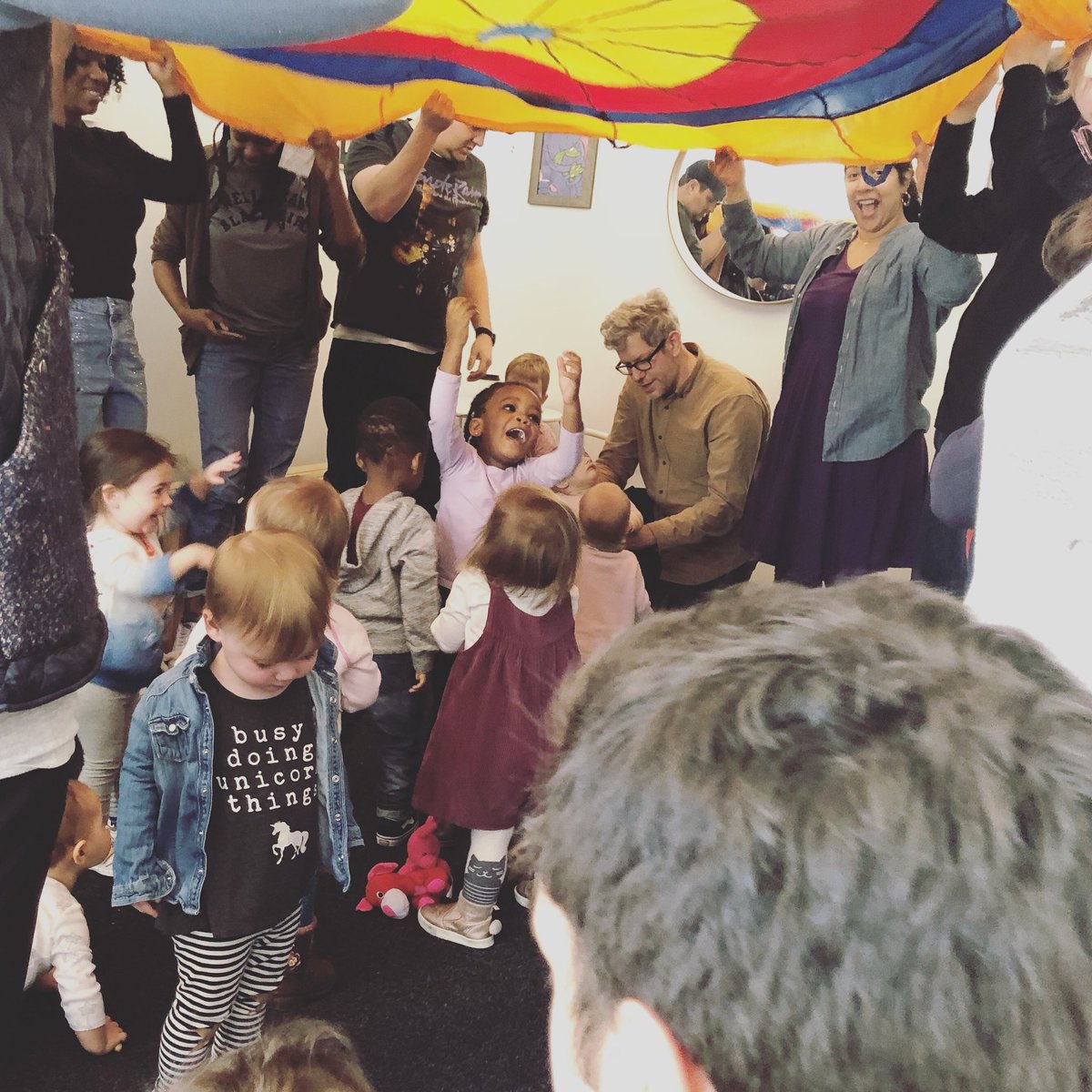 lavender_blues's tweet photo. JOY on a SATURDAY morning!! Come have FUN with us!! #LARKcafe #BabyMusic #ToddlerMusic #LavenderBluesMusic #LavenderBlues #Brooklyn #ParachuteTime #FamilyFun #CommunityLove #SpreadLove https://t.co/O42F1BbNqF
