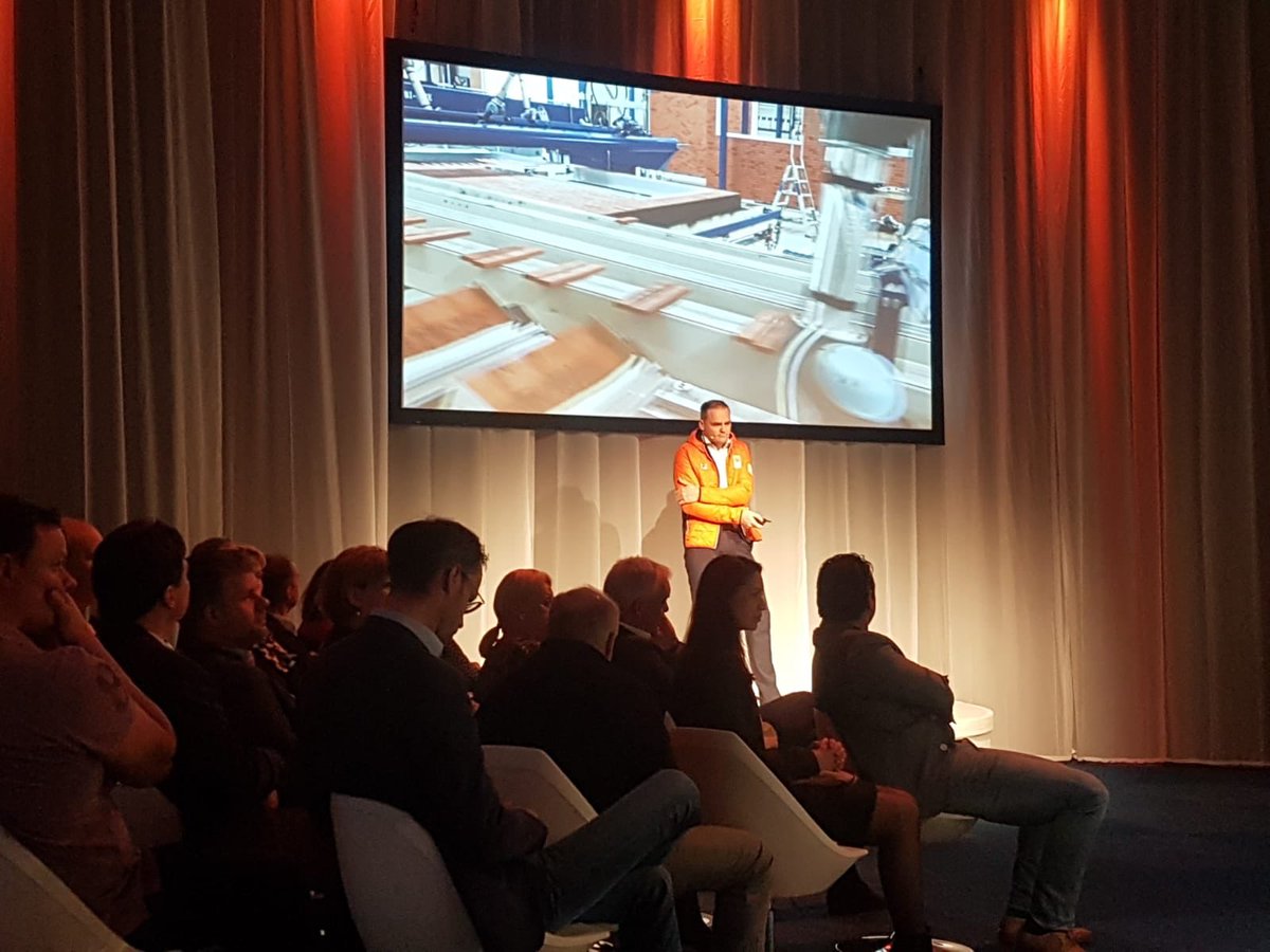 Vandaag mocht ik op de bestuurdersdag van <a href="/BouwendNL/">Koninklijke Bouwend Nederland</a> presenteren over industrialisatie en robotisering. De enorme uitdaging van de <a href="/Klimaatagenda/">Klimaatagenda</a> lijkt ons reden genoeg om te veranderen. Waarom, wat, hoe maar vooral samen het is nl een olympische uitdaging vandaar mijn jas