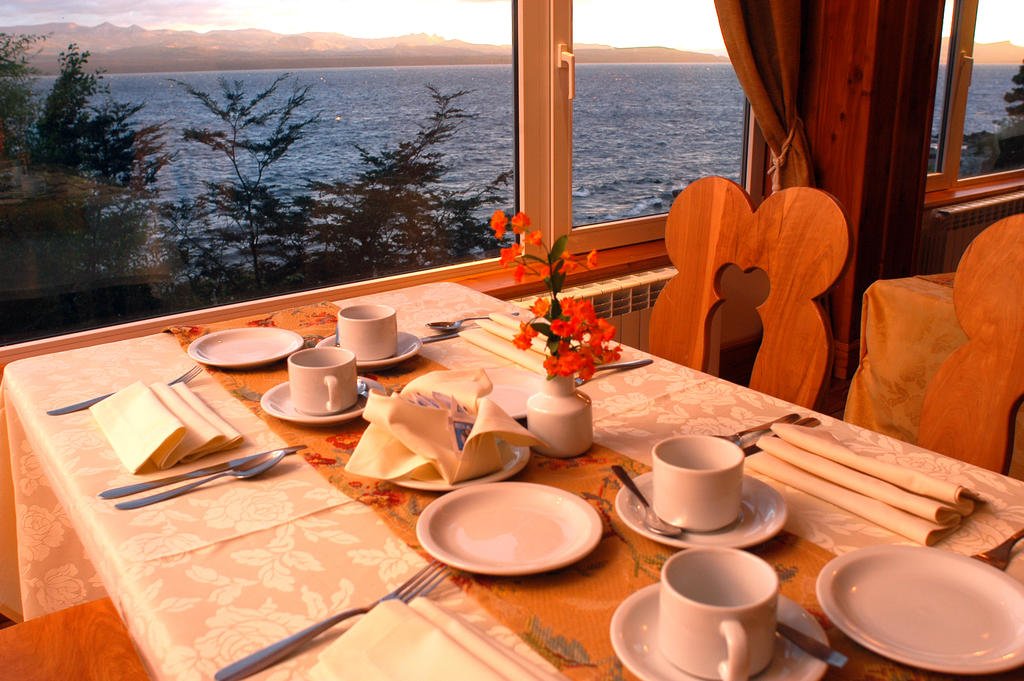 OtroViajeIDR's tweet photo. Asi nos esperan en el Hotel HUEMUL🍕🍝🌮🍽🔝 
Desayuno americano, almuerzos con 4 variedades de platos, merienda, cenas temáticas con una hermosa vista al Lago Nahuel Huapi
#CometeTodo #ExclusivoIDERTUR https://t.co/nU7VENo9jE