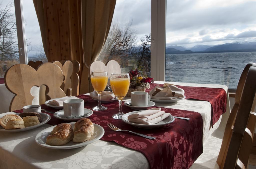 OtroViajeIDR's tweet photo. Asi nos esperan en el Hotel HUEMUL🍕🍝🌮🍽🔝 
Desayuno americano, almuerzos con 4 variedades de platos, merienda, cenas temáticas con una hermosa vista al Lago Nahuel Huapi
#CometeTodo #ExclusivoIDERTUR https://t.co/nU7VENo9jE