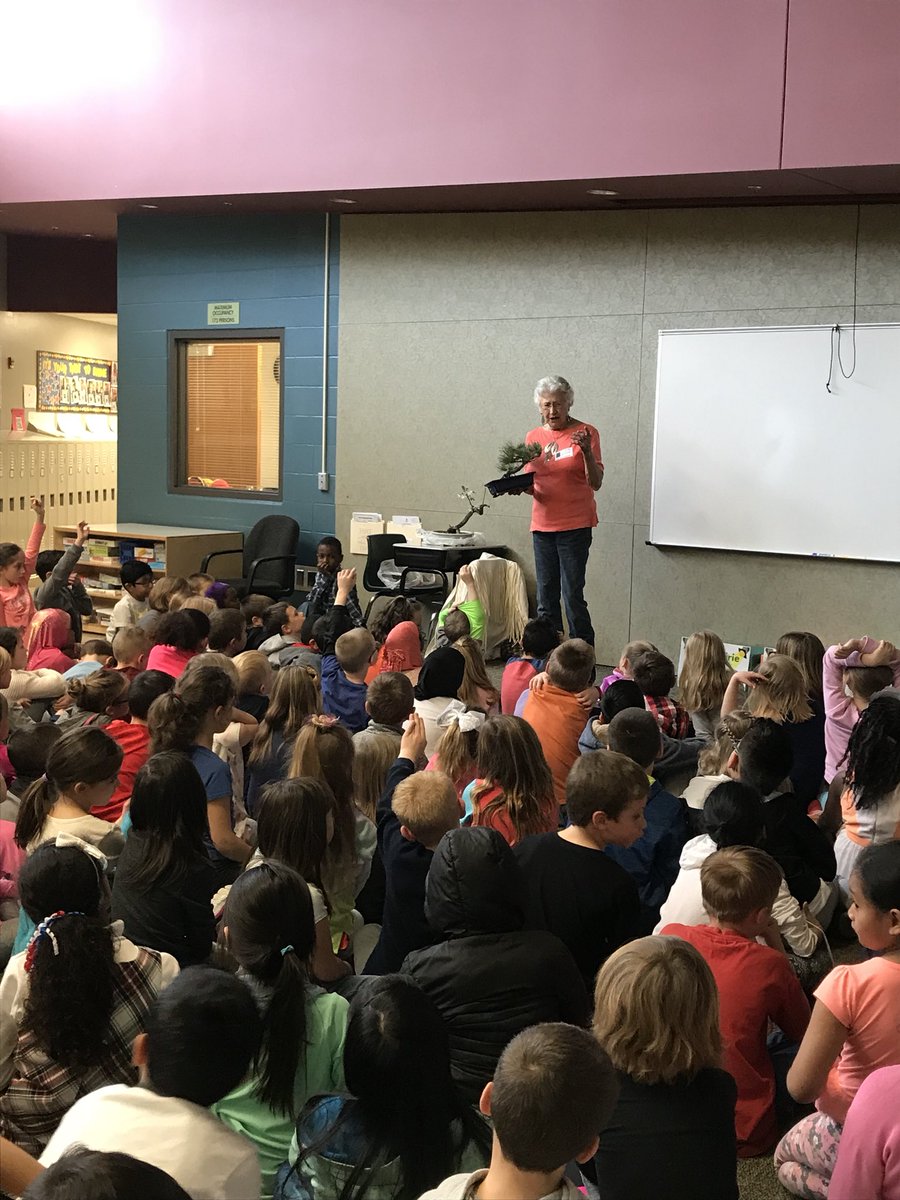 Stacyskinrood's tweet photo. 2nd graders learning about bees, pollination and plants with a guest speaker @bp_mustangs @ShannaMingee @NKCSchools https://t.co/W533upaCZn
