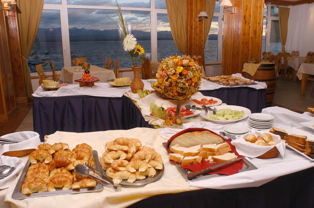 OtroViajeIDR's tweet photo. Asi nos esperan en el Hotel HUEMUL🍕🍝🌮🍽🔝 
Desayuno americano, almuerzos con 4 variedades de platos, merienda, cenas temáticas con una hermosa vista al Lago Nahuel Huapi
#CometeTodo #ExclusivoIDERTUR https://t.co/nU7VENo9jE