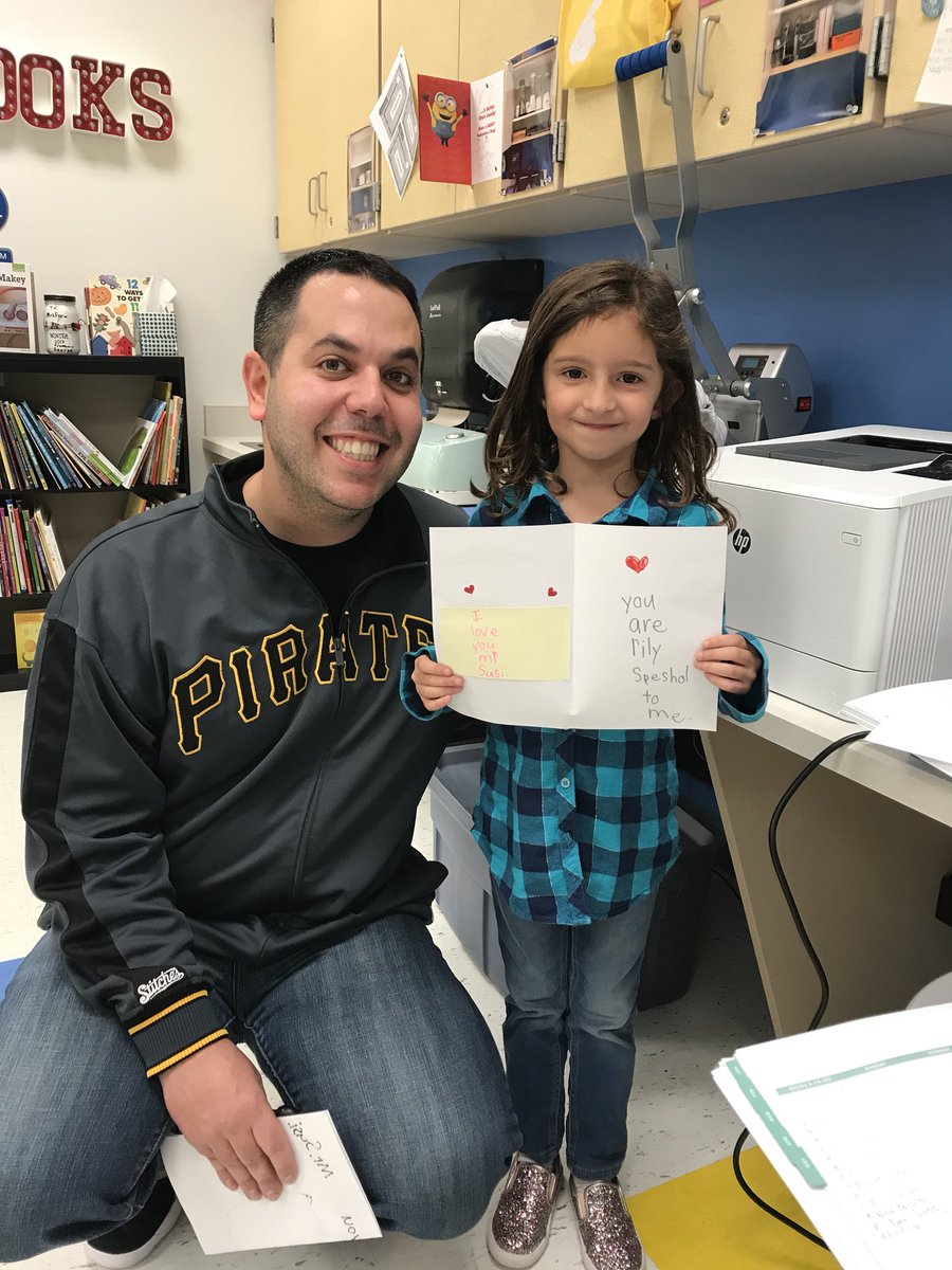 FrewsCrews's tweet photo. @MrSusiAPC and one of his students #twokind❤️’s #readthenote #theyarethekindkids #BeKindToOneAnother #bethekindkid @Avonworthschool @TheEllenShow https://t.co/GfO0J3sPoR