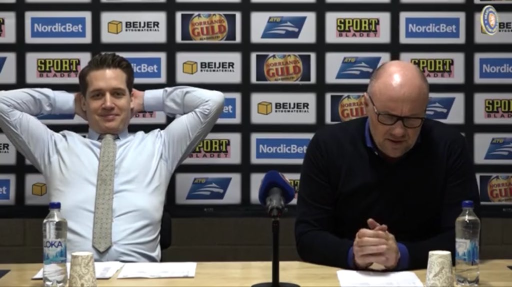 Sam Hallam när Peter Andersson för femtioelfte gången gnäller att det är svårt att få powerplay. Alltså en bira och jag kan sitta och glo på den bilden i timmar.😂 #vaxjolakers