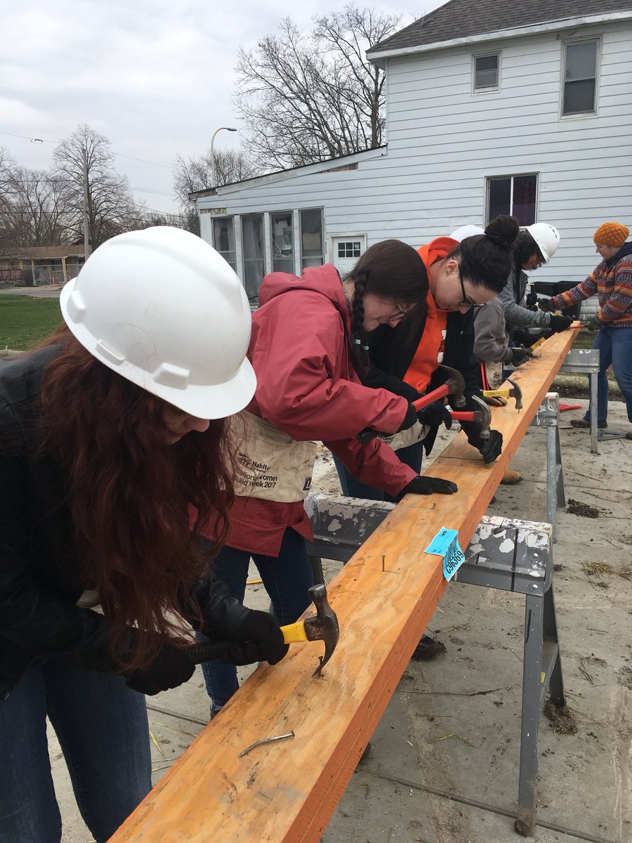UHS_Habitat's tweet photo. Thursday was a beautiful day to raise our hammers in Urbana alongside @Busey ... We are back at it again tomorrow morning with @HFHChampaign #ProudofU #TeachUrbana https://t.co/q1zvBwdIYm