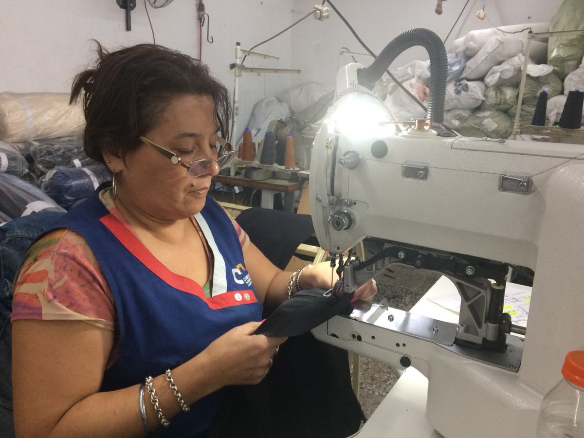 belenadan07's tweet photo. Acompañamos al secretario de economía social @MatiasKelly en su visita a la cooperativa @Confecciones_MC para ver cómo siguen avanzando y creciendo después del subsidio recibido en el 2017 a través del #ProgramaManosalaObra https://t.co/6qxpCLZBDo