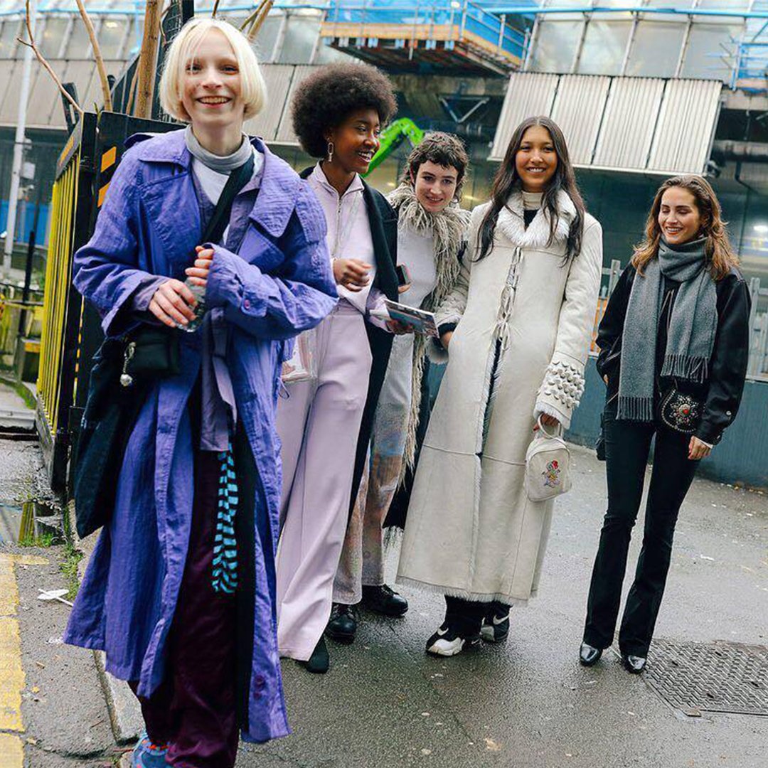 Anyone else seriously considering investing in a fluorescent purple trench coat? The fashion week street style game has officially been upped ⬆️. 📷 by #MrStreetPeeper #MBFW #MercedesBenzFashion