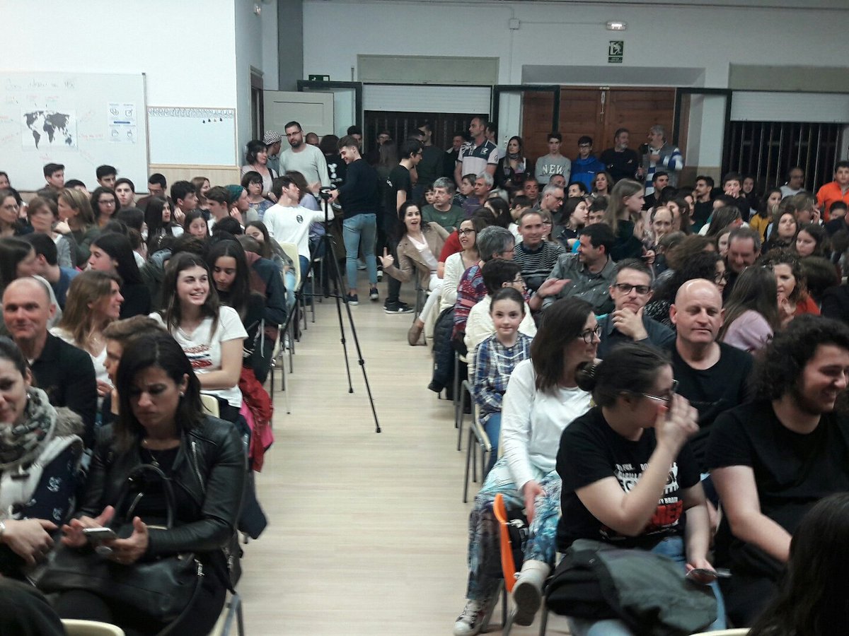 Juntsper4rt's tweet photo. Estem a les Escolàpies, entrant a inscrits durant l'#EFFestival18 d'@EF4tESO. RECORDEM QUE AVUI A LES 00:00h TANQUEM INSCRIPCIONS ON-LINE. Diumenge hi tornem des de 8:30h fins a l'inici de la cu https://t.co/CFYaDf28QI