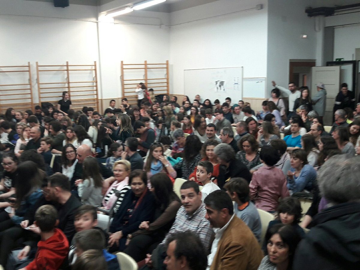 Juntsper4rt's tweet photo. Estem a les Escolàpies, entrant a inscrits durant l'#EFFestival18 d'@EF4tESO. RECORDEM QUE AVUI A LES 00:00h TANQUEM INSCRIPCIONS ON-LINE. Diumenge hi tornem des de 8:30h fins a l'inici de la cu https://t.co/CFYaDf28QI