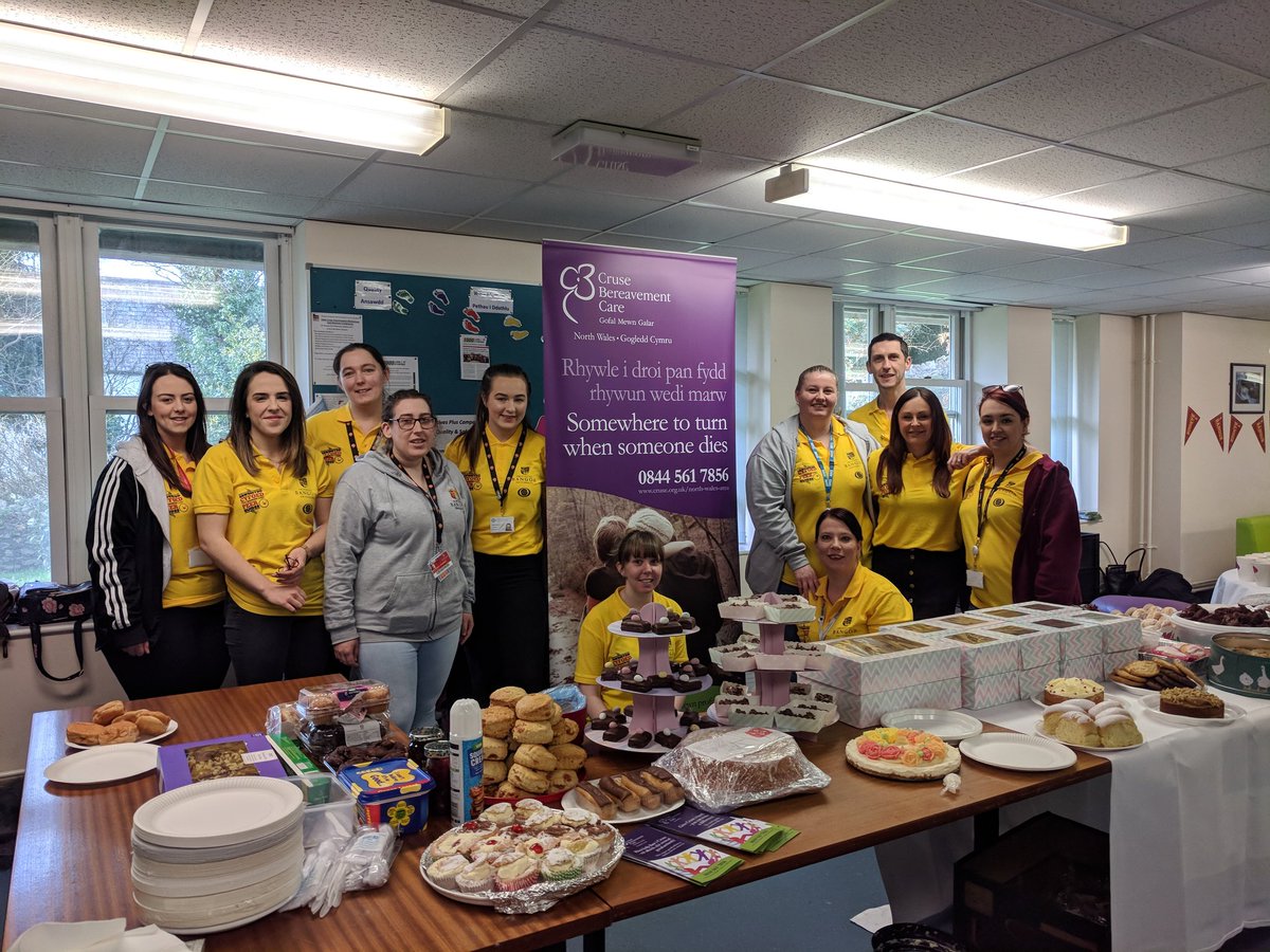 nurse_emmy_20's tweet photo. Brilliant third day with 1/18!! I hope everyone had a fantastic welcome week, I know the peer guides have! Thank you to everyone who donated today and helped us raise £300 for @CruseCare !! Good Luck 1/18 💜

@SHSBangor @BangorNursing @BenchMarkTurton #bangorshsfreshers2018 https://t.co/FNBkSv2ZWV