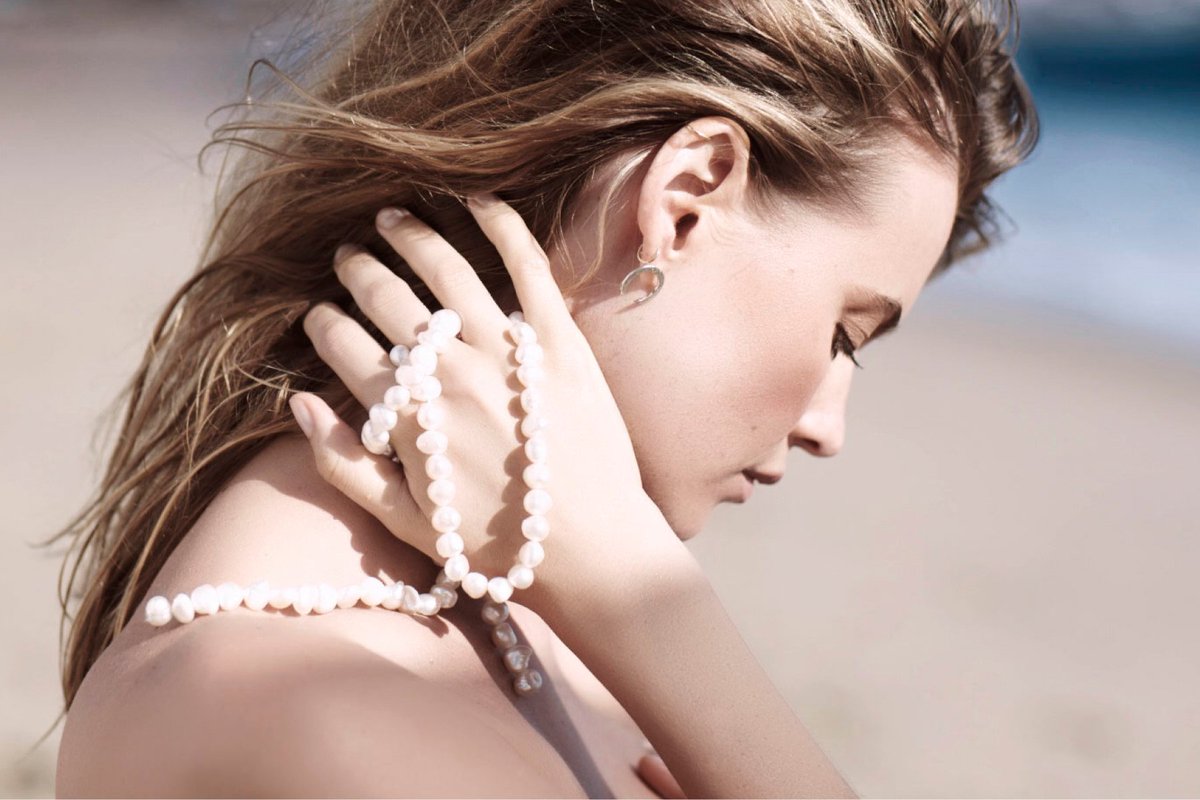 A fresh, floral fragrance with a sensual, modern twist. Unlock the Raw Spirit of #MysticPearl.