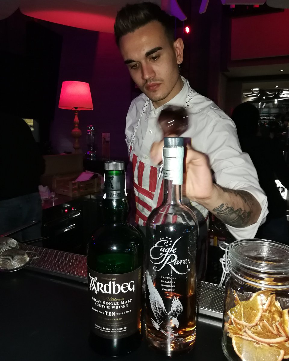 Per chiudere in bellezza Old fashion o quasi
#wewinebar #trimaniconsiglia #brindareitaliano #romeochefandbaker