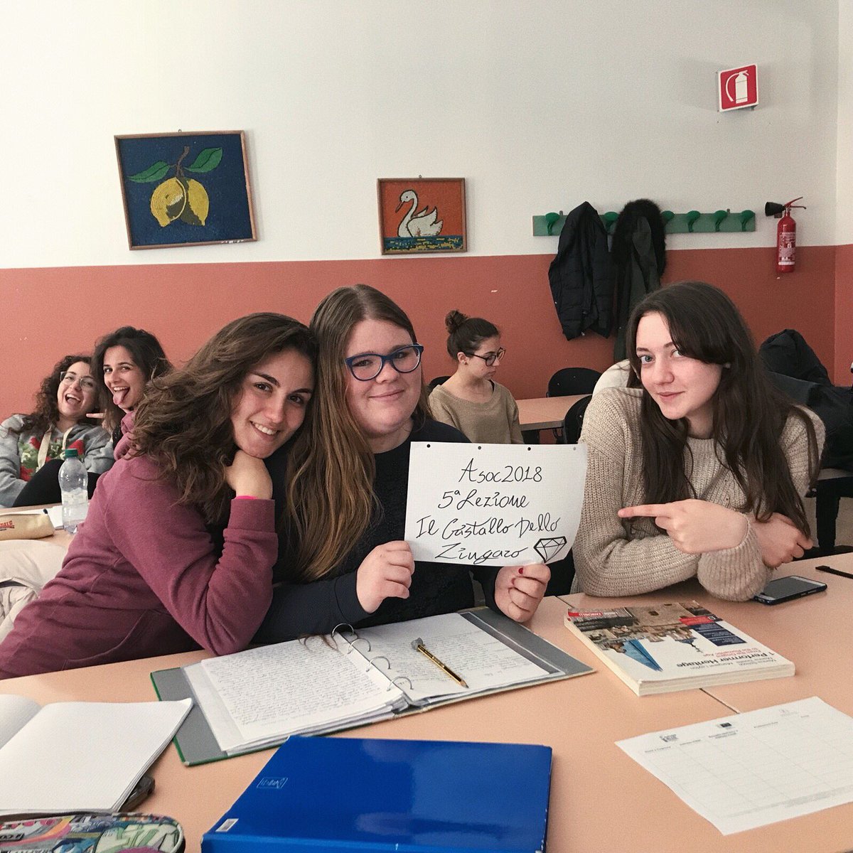 zingaroscrystal's tweet photo. Quinta lezione affrontata con successo! Al momento ci stiamo occupando delle riprese per il video finale dove racconteremo il nostro percorso 👩🏻‍💻💕 

#ascuoladiopencoesione #asoc1718 #opencoesione #quintalezione #raccontare #riservadellozingaro #forzacristallodellozingaro https://t.co/gMzbCwESNU