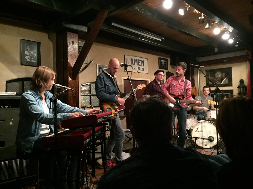 Mooi dat er in Nederland nog muziek wordt gemaakt die er toe doet. In <a href="/cafedeamer/">Cafe de Amer</a> covert @mercyjohnmusic Ryan Adams, Jason Isbell en Chris Stapleton, maar blijft hij ook dicht bij zichzelf. Prima band, geweldige avond. Diepe buiging.