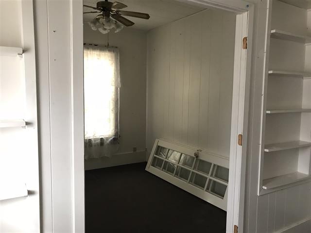TamiWhi84090909's tweet image. 2-bedroom home in-town Verdigre! Corner shelves (for spices, small appliances or knick-knacks) top-of-cupboard display area with galley rail &amp;amp; unique window dressing brackets! ONLY $29,000! #tamiwhiterealtor 
TAMI WHITE/REALTOR 402-613-1278
Norfolk Area Home Realty 402-371-1012