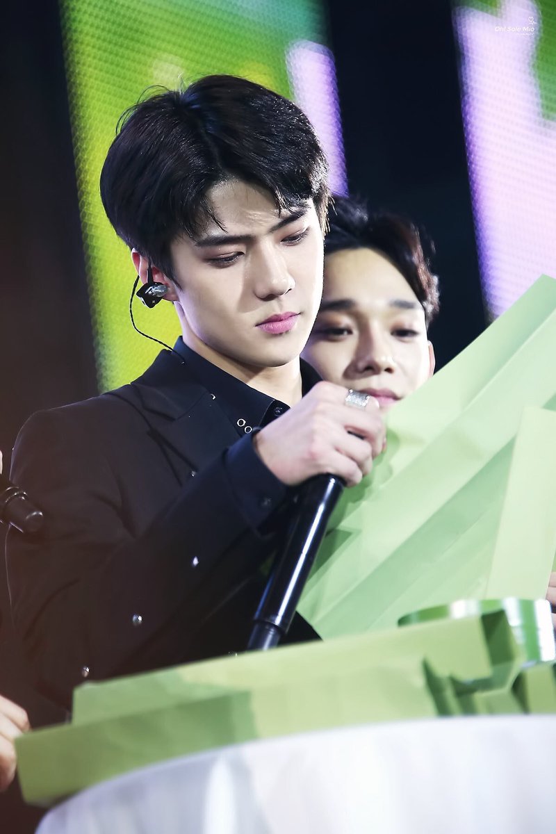 kjdactivities's tweet photo. Smol jongdae peeking over tol sehun’s shoulder (2017) https://t.co/HE6O6sqAZx