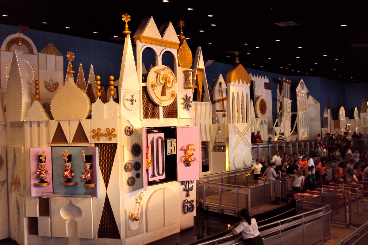 Girls small world. джиоти амджи самая маленькая девушка в мире. Disney small world игра. диснейленд калифорния. аттракцион в диснейленде маленький мир.