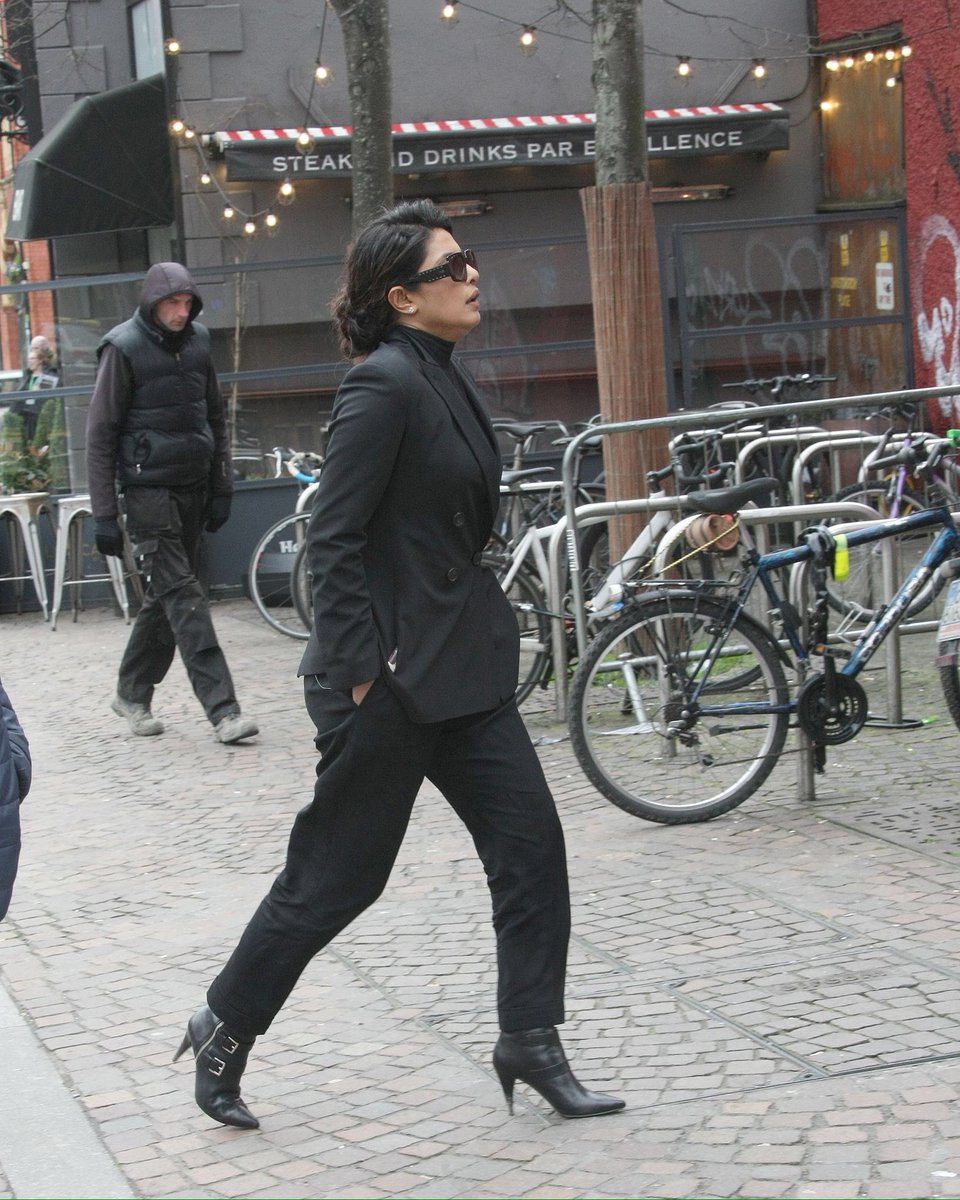 Priyankagreek's tweet photo. Η @priyankachopra στα γυρίσματα τις σειράς #QUANTICO3 στο Δουβλίνο / #priyanka on the set of #QUANTICO3 in Dublin #ireland #priyankachopra #quantico #quanticoabc #quantico3 #AlexParrish https://t.co/Cv9HlFmJaJ