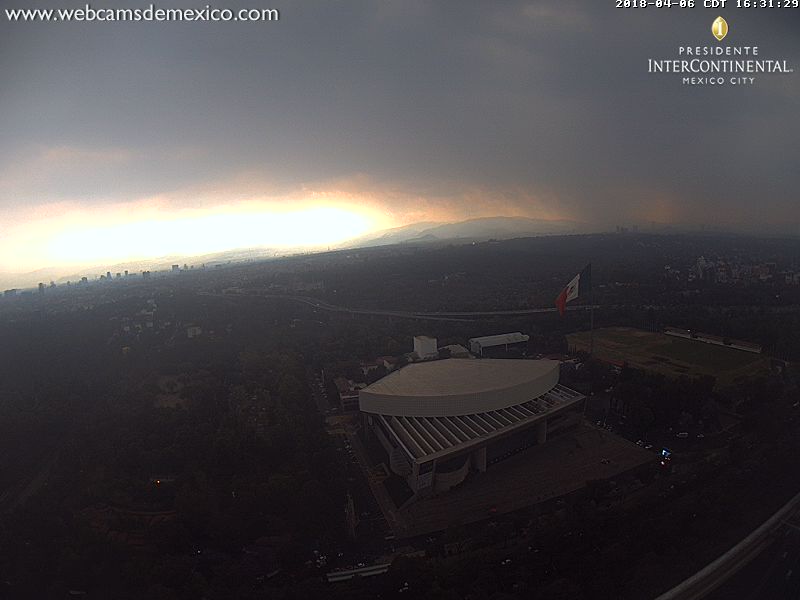 InfoMeteoro's tweet photo. AVISO: Fuerte tormenta⛈️ al Norte y Poniente de #CDMXcon alto potencial de granizo y viento arrachado mayor a 40 km/h. Se extenderá en la ciudad en próximos minutos. 

¡Manejen con precaución y no se metan en zonas inundadas¡ https://t.co/zksQ28MLe1