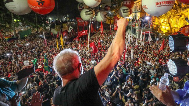 FreddyBernal's tweet photo. La derecha brasileña quiere encarcelar a @LulapeloBrasil para callar su voz, no se han dado cuenta que Lula se ha convertido en la revolución de un pueblo, y las revoluciones siempre serán temidas por los oligarcas. Lula, Venezuela está contigo. #LulaValeALuta https://t.co/Xmxo2ZLUuN