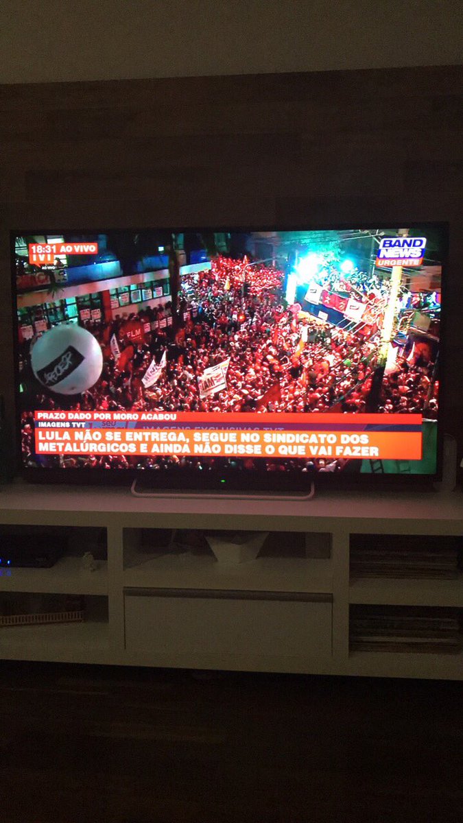 biancagimenez's tweet photo. Meu sonho era que hoje fosse quarta-feira de jogo, o capítulo dessa novela de tá demorando demais...
#LulaNaCadeia #LulaPresoHoje https://t.co/jmw8fMoTSB