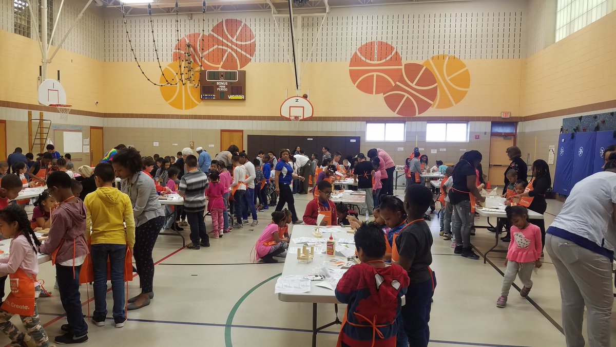 The Dorf @ C Paul Barnhart E.S in a "All Green Celebration" Doing a Kids Workshop for Over 500 kids today. Special s/o to <a href="/2563Prods/">Tonya</a> and <a href="/cfenwick94/">butterflies&rainbows</a> and our KW Captain Mikaela. They made it all happen! @laguirre2 <a href="/paulclymer/">Paul Wagner</a> <a href="/JoeZuniga1/">Joe Zuniga</a> <a href="/Dereik_Advice33/">Dereik Edwards</a> <a href="/LizaSnchz/">Liza Sanchez</a>