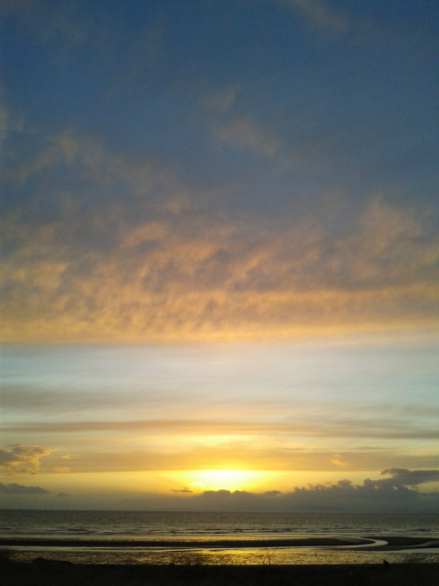 wellycath's tweet photo. Finally got my elusive #SolwaySunset :-) https://t.co/boAugLnrRa
