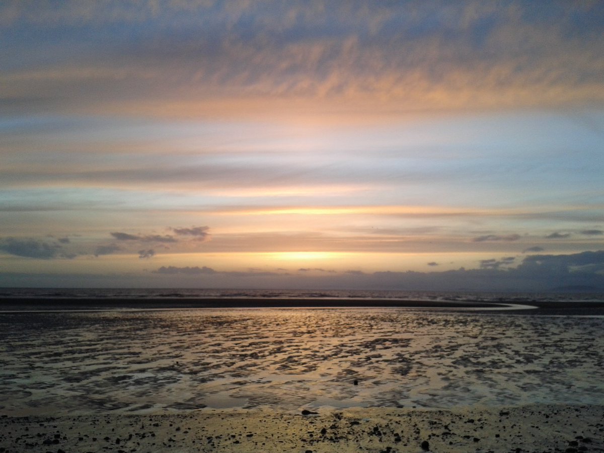 wellycath's tweet photo. Finally got my elusive #SolwaySunset :-) https://t.co/boAugLnrRa